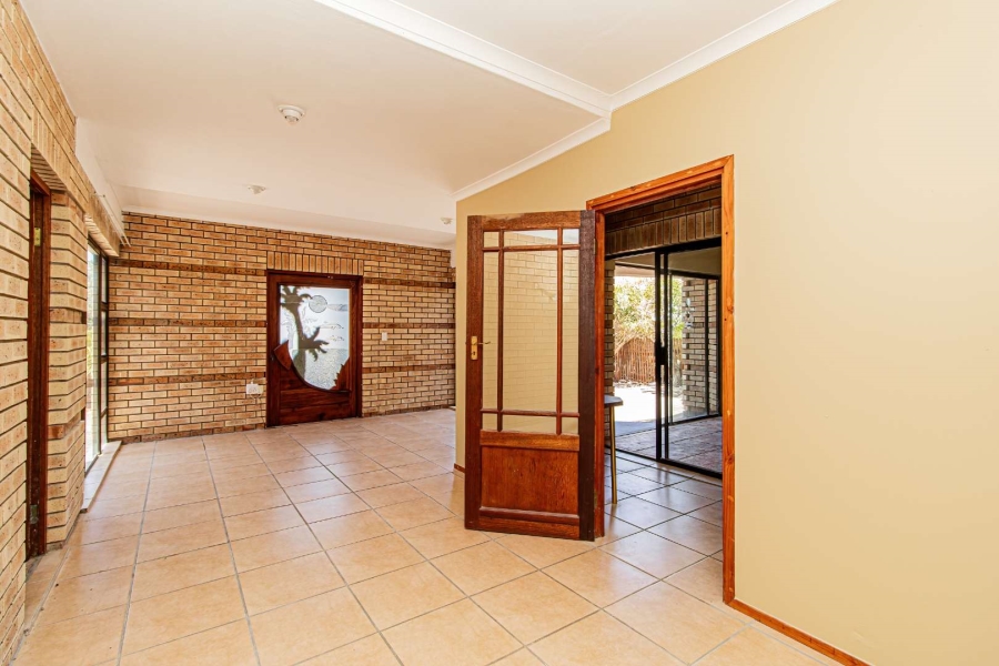 To Let 5 Bedroom Property for Rent in Hersham Western Cape
